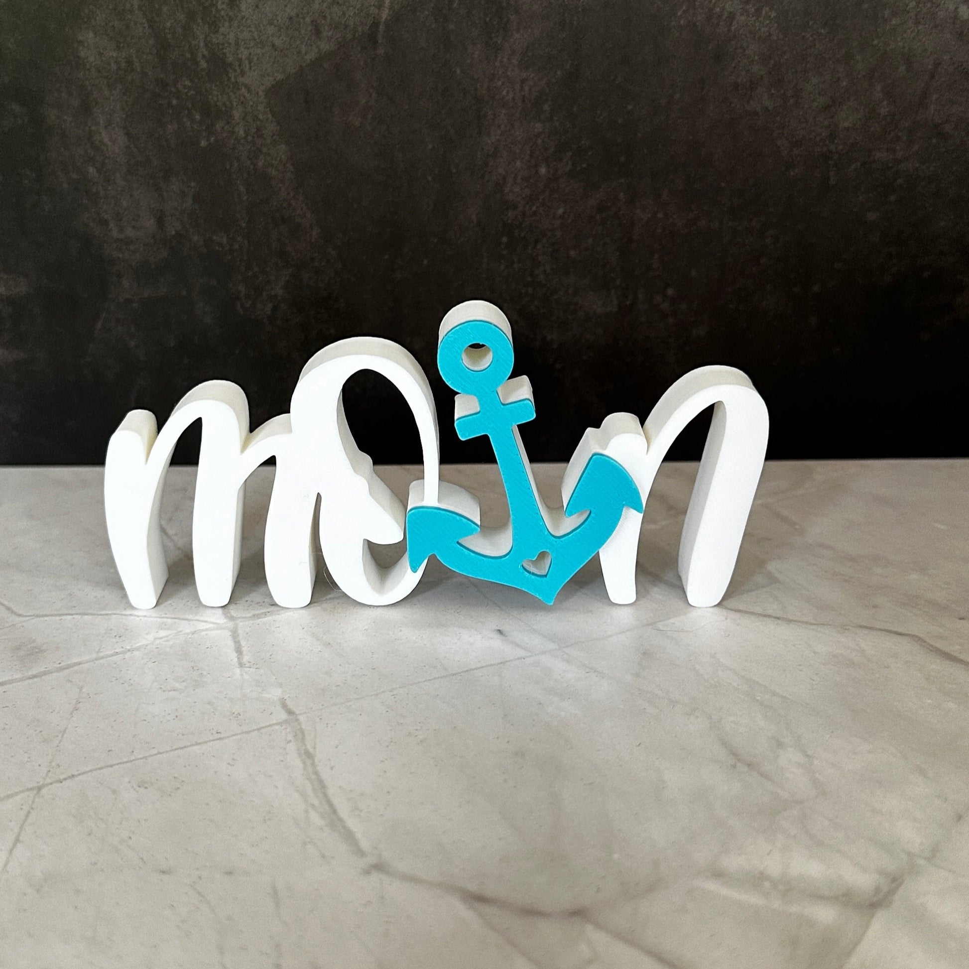 Decoratieve letters "Moin" met anker – Maritiem accent in wit en kleur