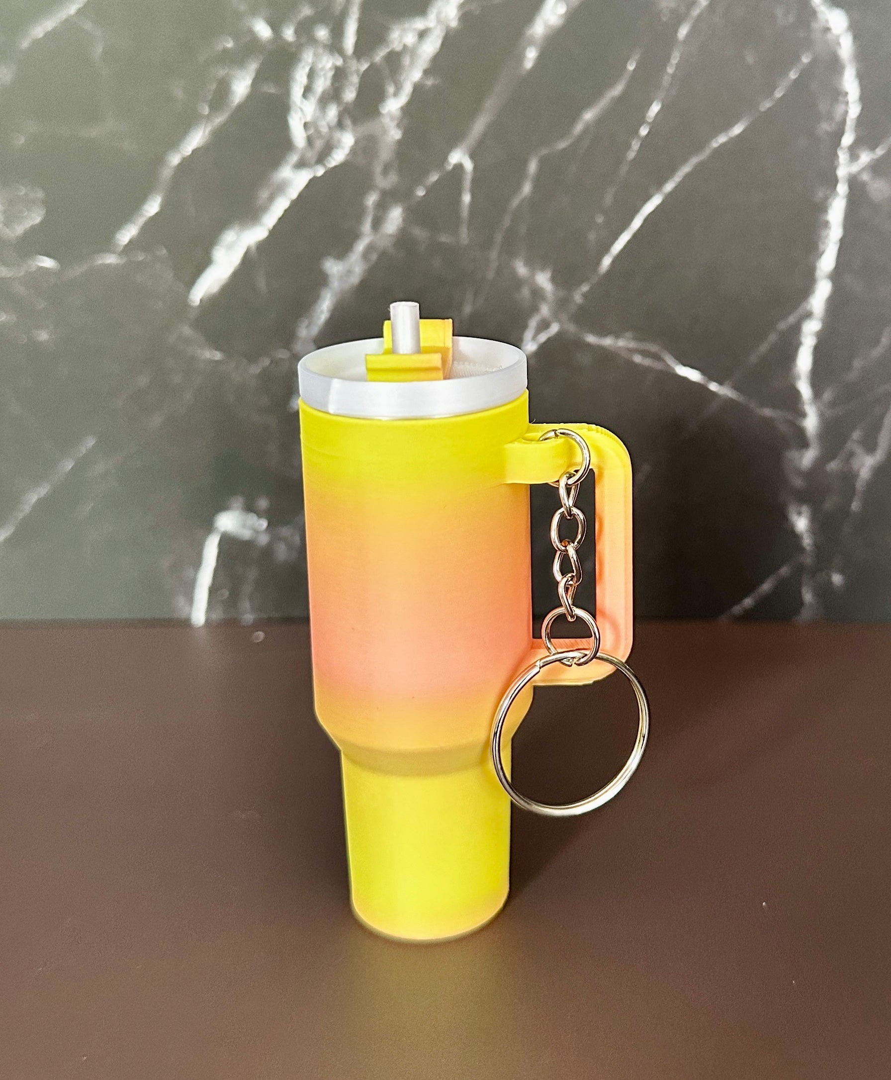 Mini sleutelhanger in de vorm van een drinkbeker met geheim vakje – een stijlvol accessoire in diverse kleuren.