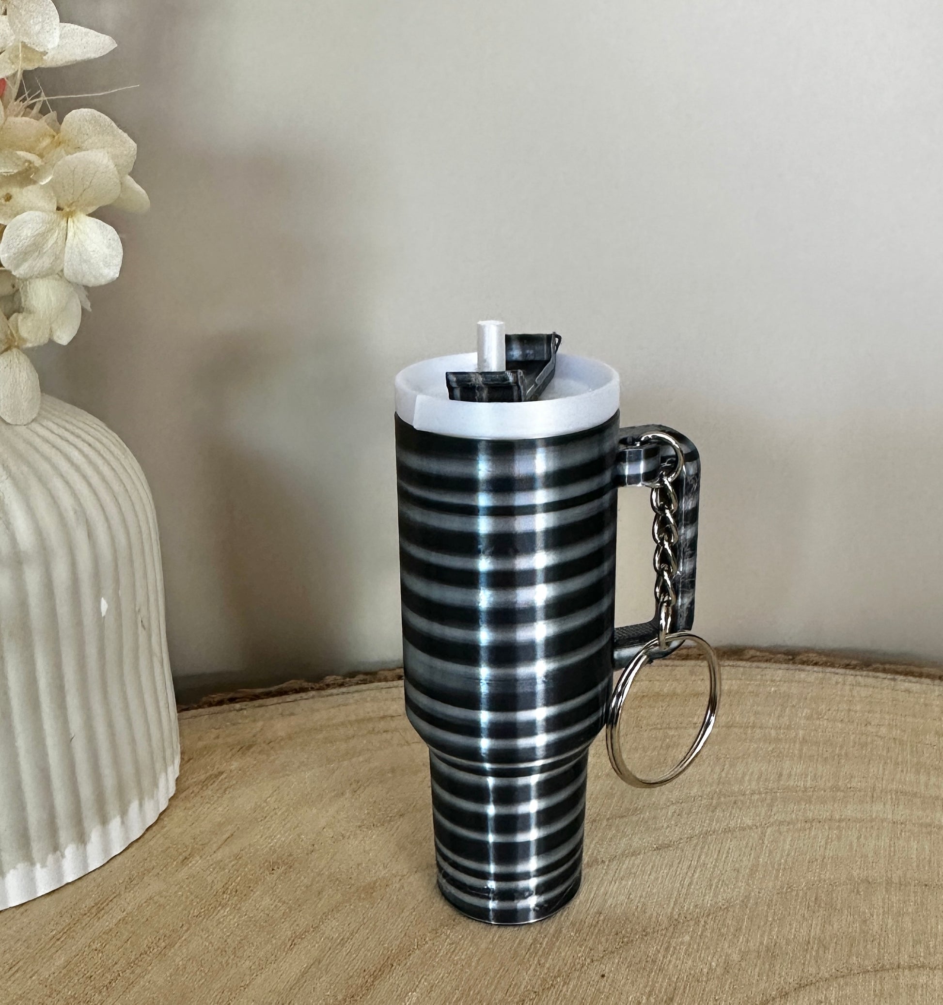 Mini sleutelhanger in de vorm van een drinkbeker met geheim vakje – een stijlvol accessoire in diverse kleuren.