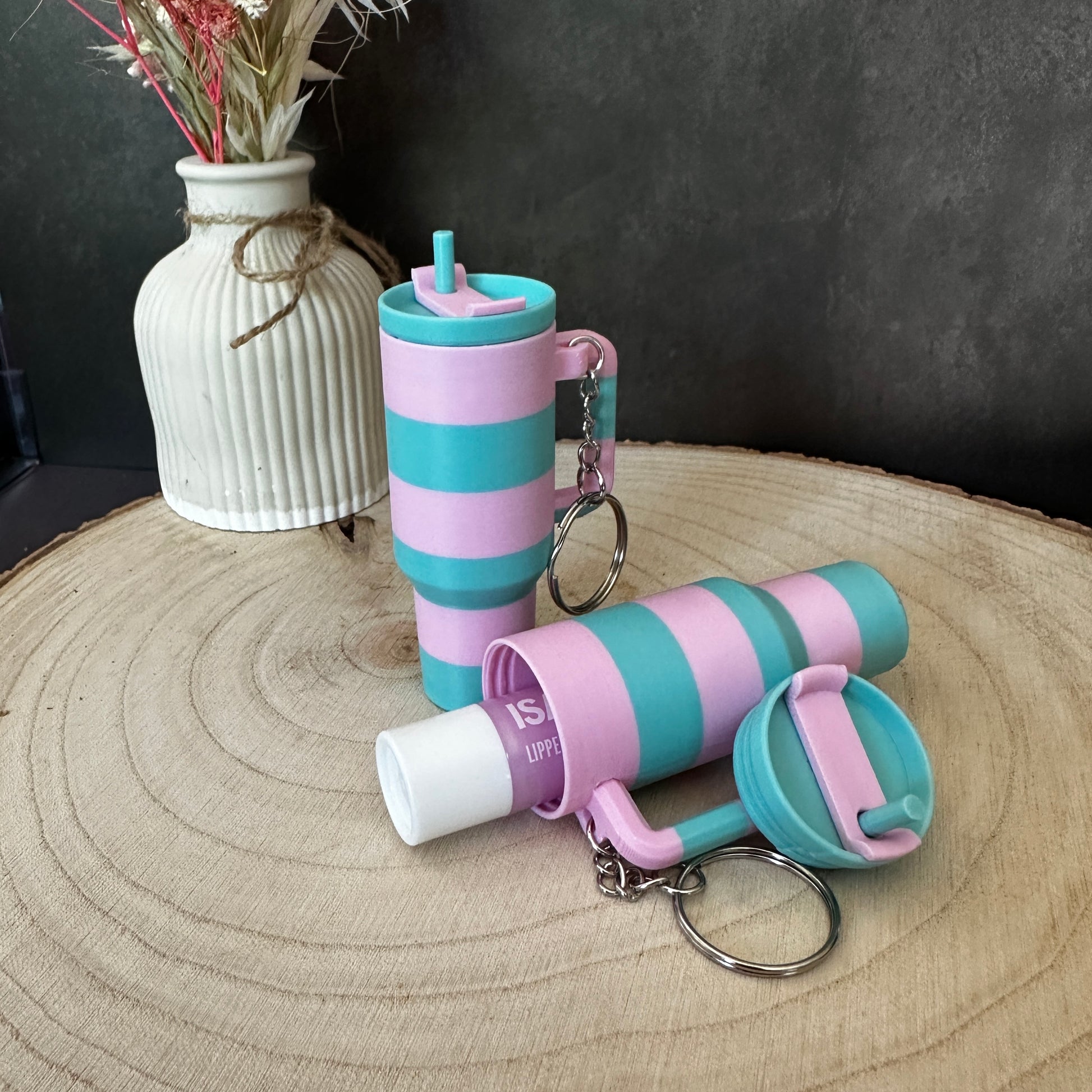 Mini sleutelhanger in de vorm van een drinkbeker met geheim vakje – een stijlvol accessoire in diverse kleuren.