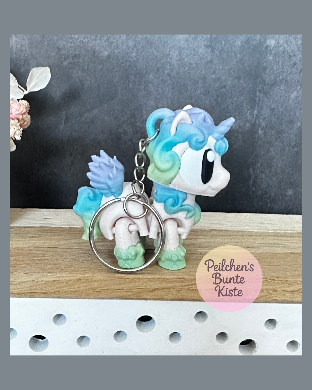 Süßes Einhorn in Regenbogenfarben – bewegliche Figur oder Schlüsselanhänger, mit oder ohne Flügel, Geschenkidee