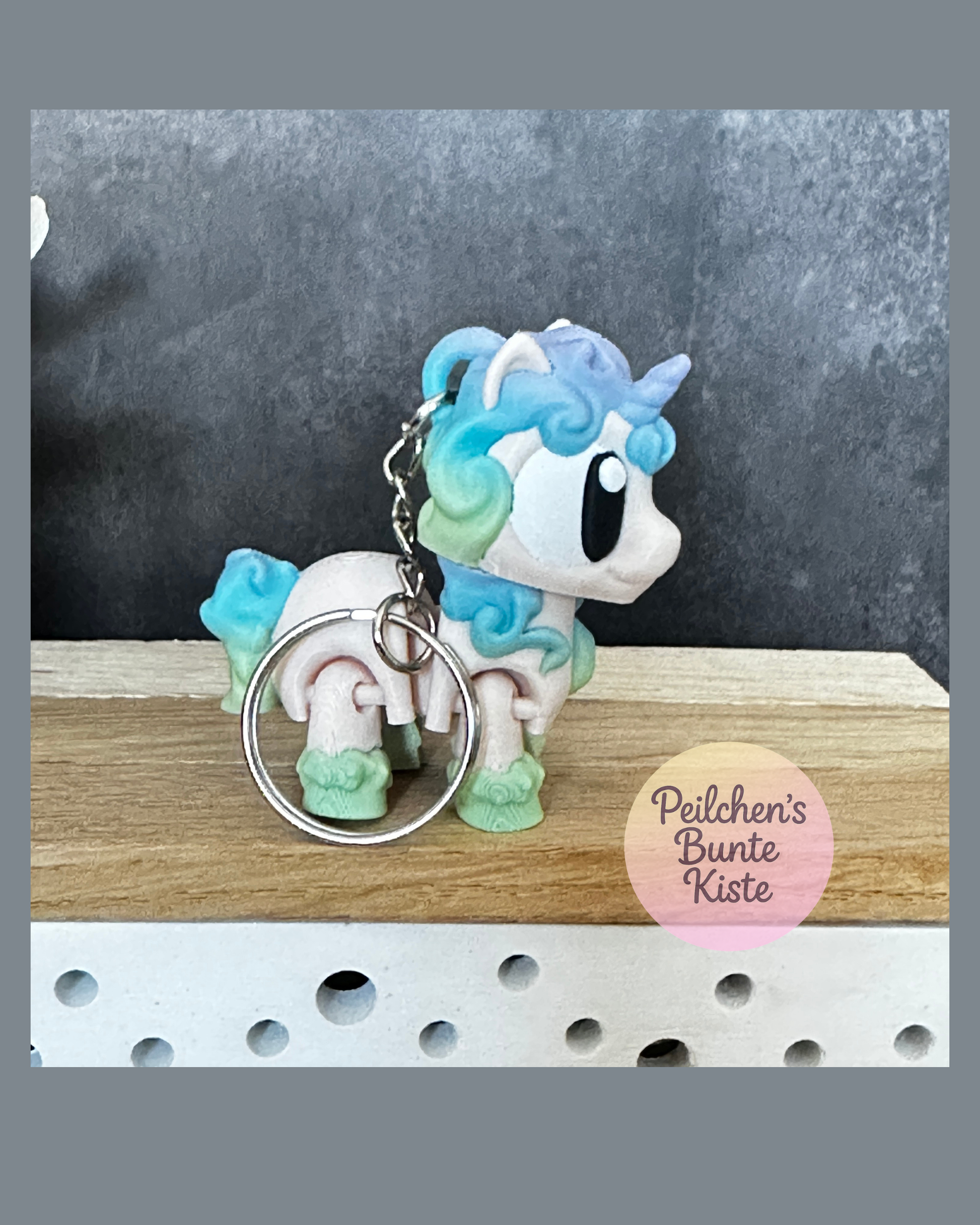 Süßes Einhorn in Regenbogenfarben – bewegliche Figur oder Schlüsselanhänger, mit oder ohne Flügel, Geschenkidee