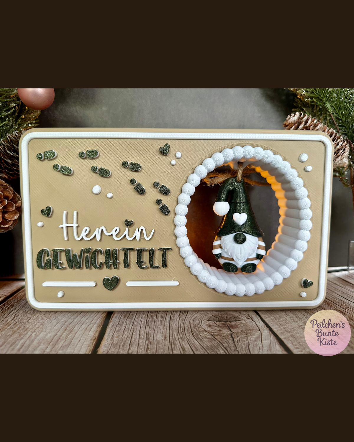 Wichtelschild „Herein gewichtelt“ mit beleuchtetem Wichtel