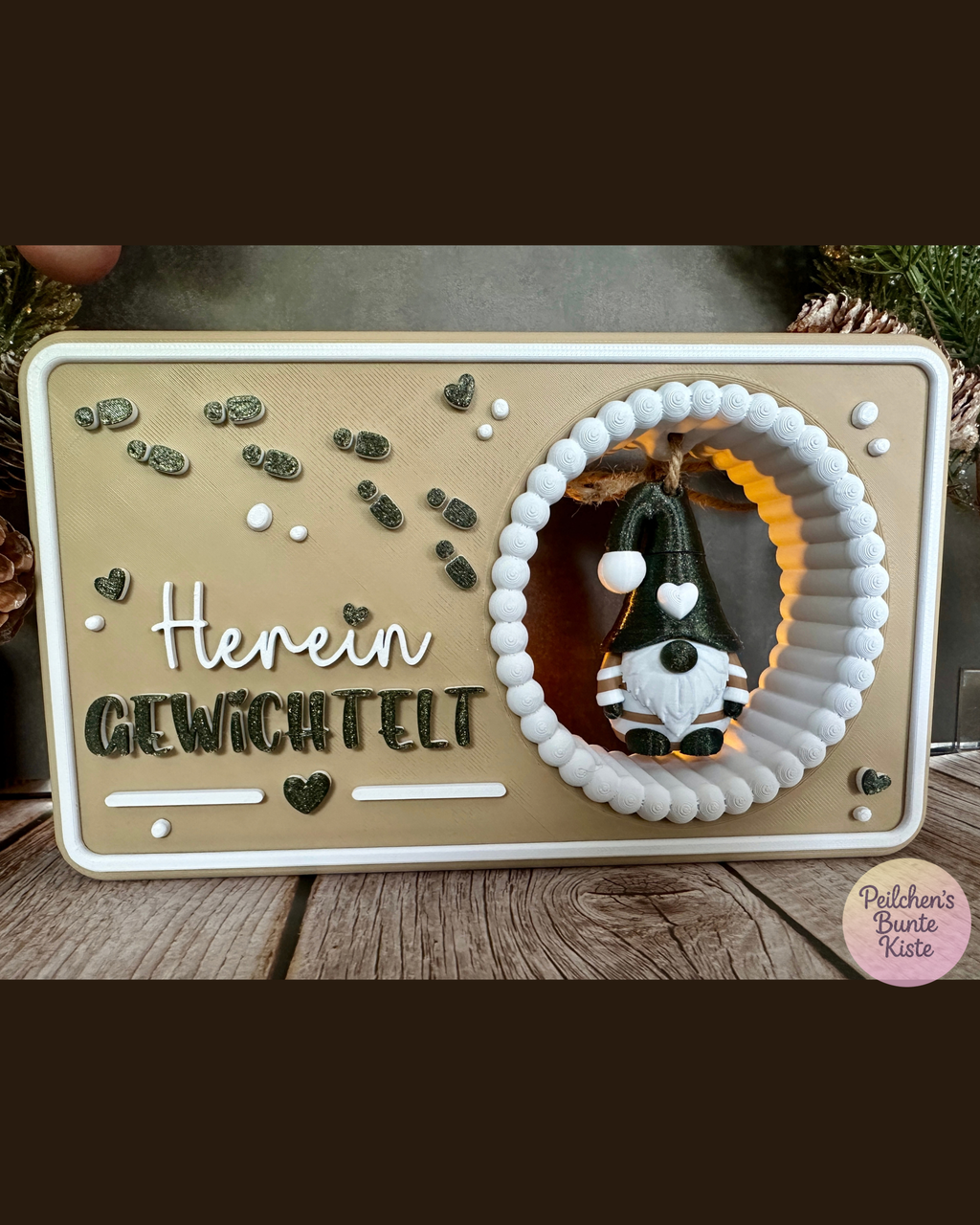 Wichtelschild „Herein gewichtelt“ mit beleuchtetem Wichtel