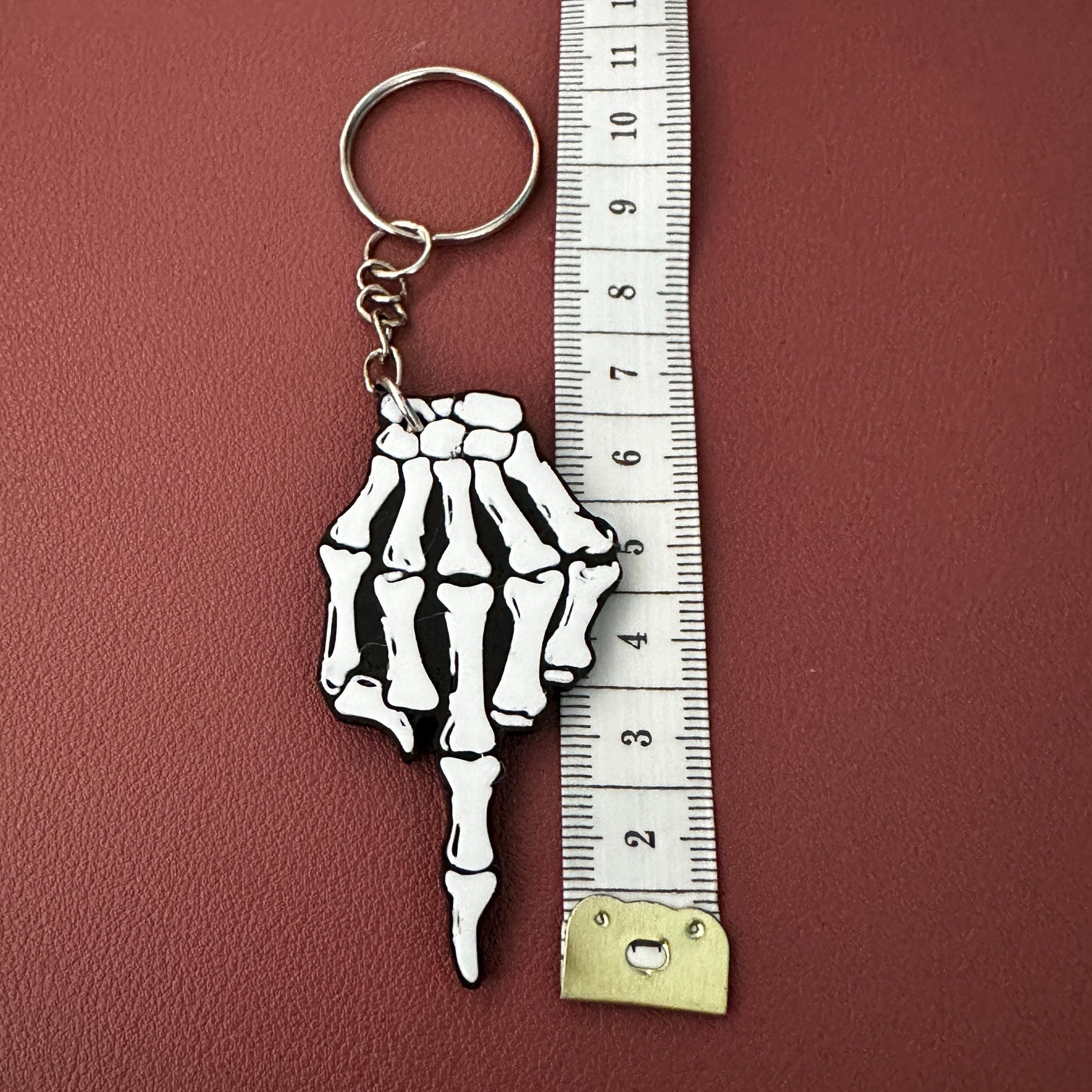 Skelett Mittelfinger Schlüsselanhänger – Ein Statement zum Mitnehmen!