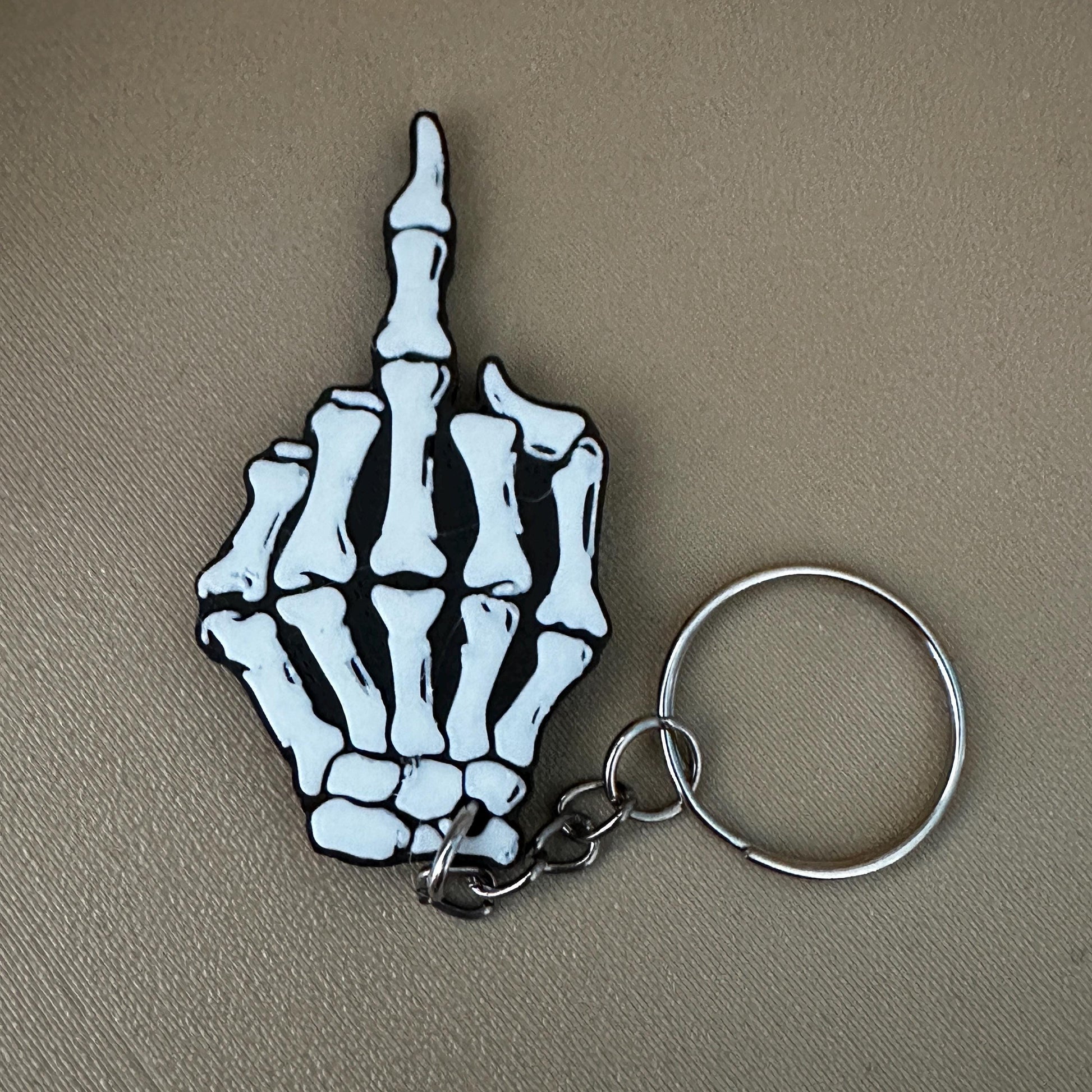 Skelett Mittelfinger Schlüsselanhänger – Ein Statement zum Mitnehmen!