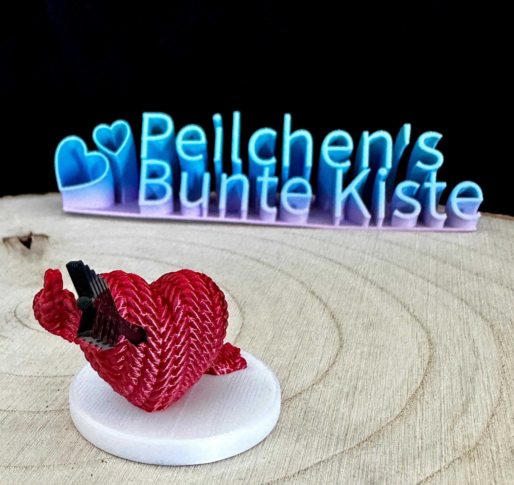 Freches 3D-Herz mit Pfeil – „Liebesgruß“ mit Mittelfinger | Geschenk für Sarkastische & Liebes-Müde | Strickoptik | 3D-Druck