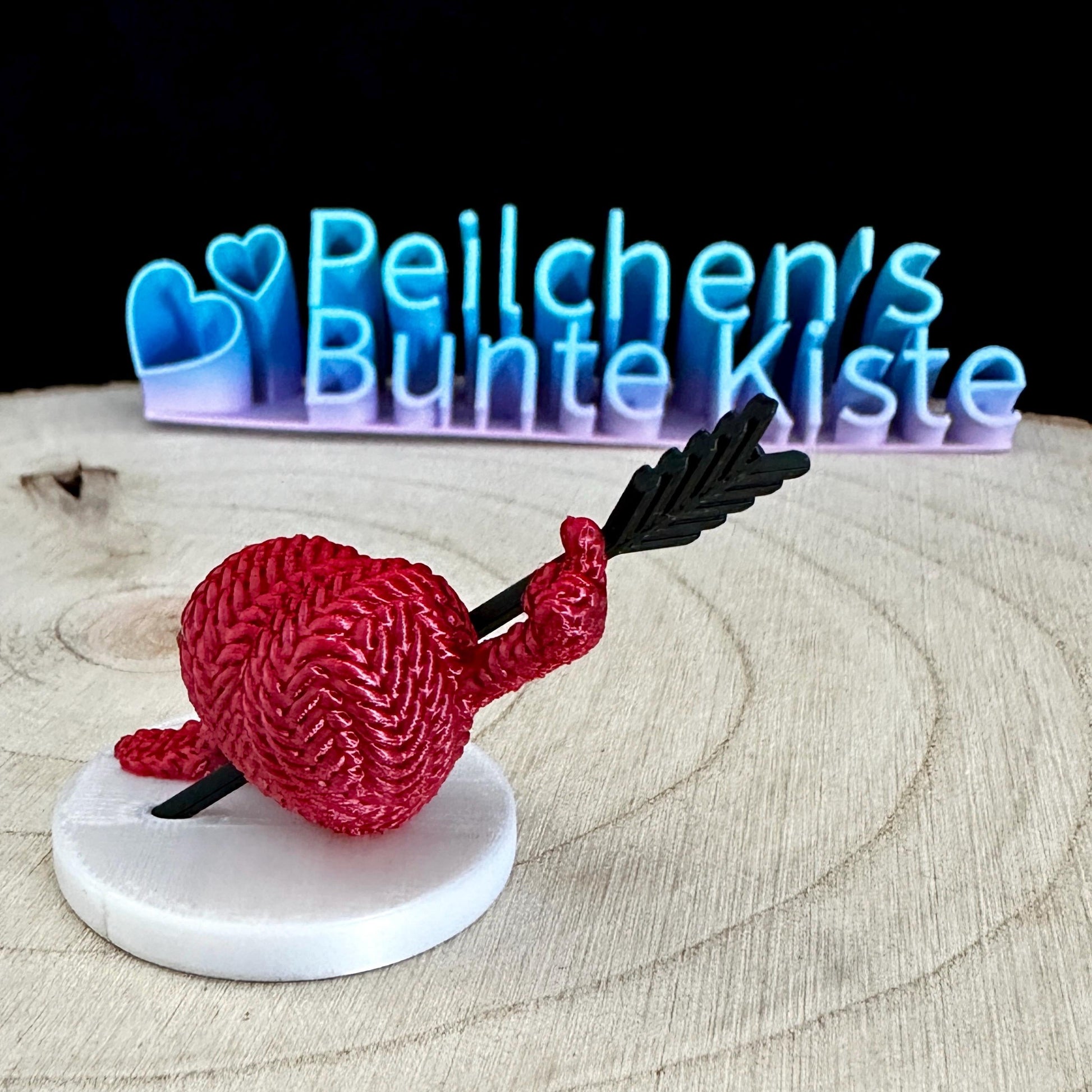 Freches 3D-Herz mit Pfeil – „Liebesgruß“ mit Mittelfinger | Geschenk für Sarkastische & Liebes-Müde | Strickoptik | 3D-Druck