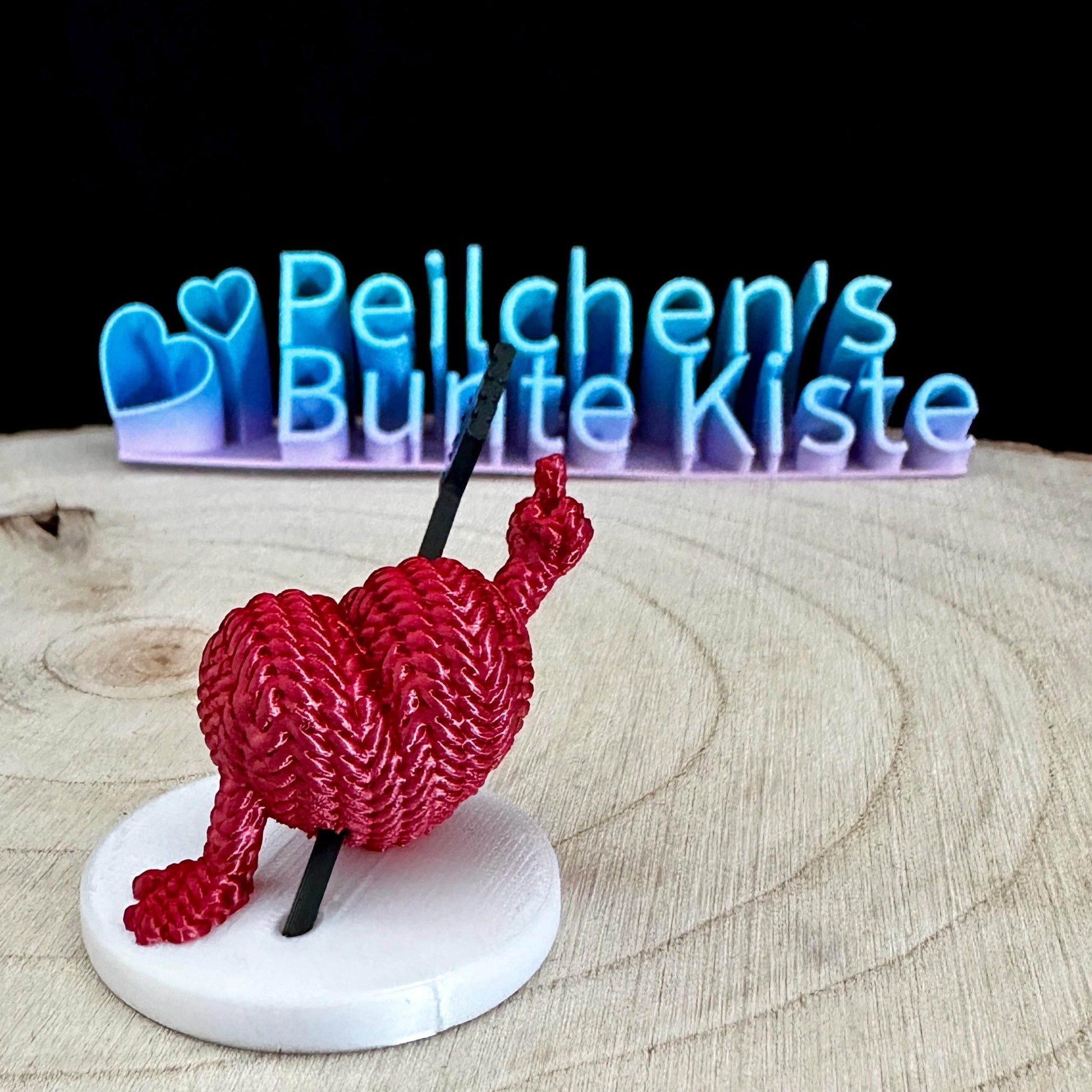 Freches 3D-Herz mit Pfeil – „Liebesgruß“ mit Mittelfinger | Geschenk für Sarkastische & Liebes-Müde | Strickoptik | 3D-Druck