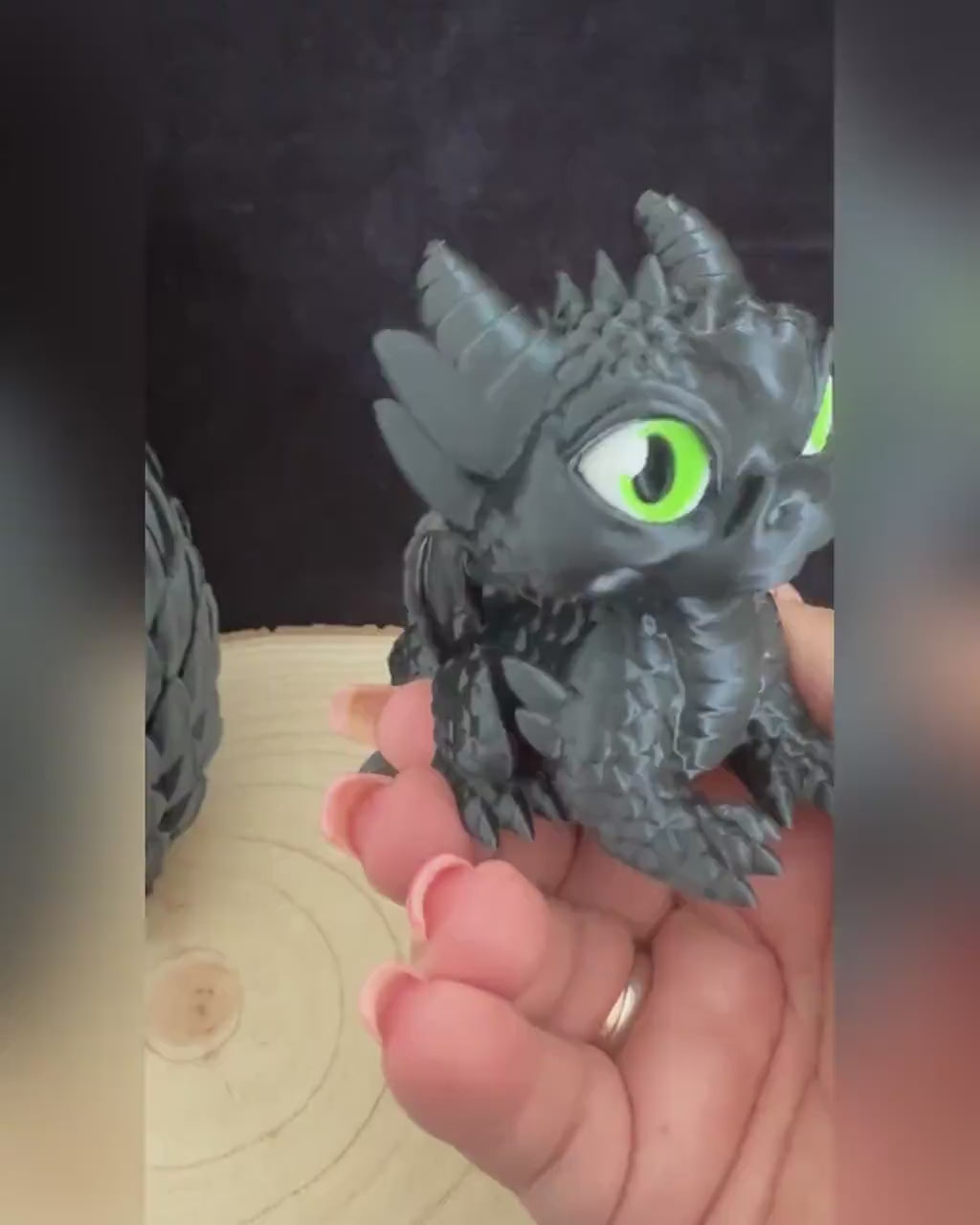 3D‑gedruckter Baby-Drache im Ei – beweglicher Kopf & Schwanz | Grün, Gold, Rot, Schwarz | Unikat Deko u.Geschenkidee
