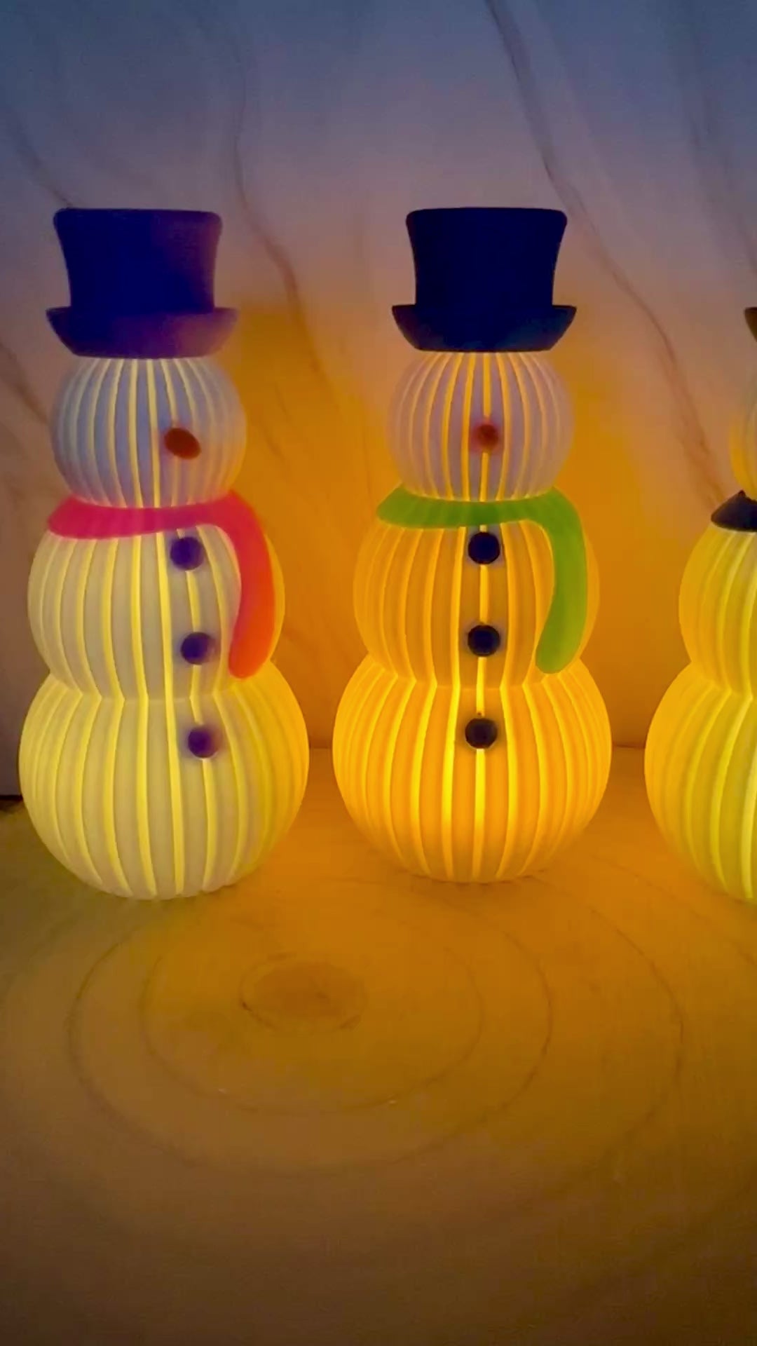 Verlichte sneeuwpop met LED-theelichtje – winterfiguur met roze, groene of blauwe sjaal