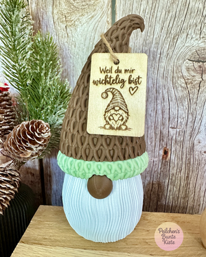 Wichtel mit Spruch „Weil du mir wichtelig bist“ – mit Holzschild