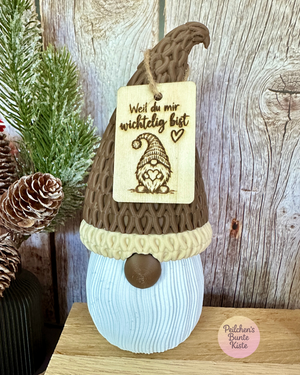 Wichtel mit Spruch „Weil du mir wichtelig bist“ – mit Holzschild