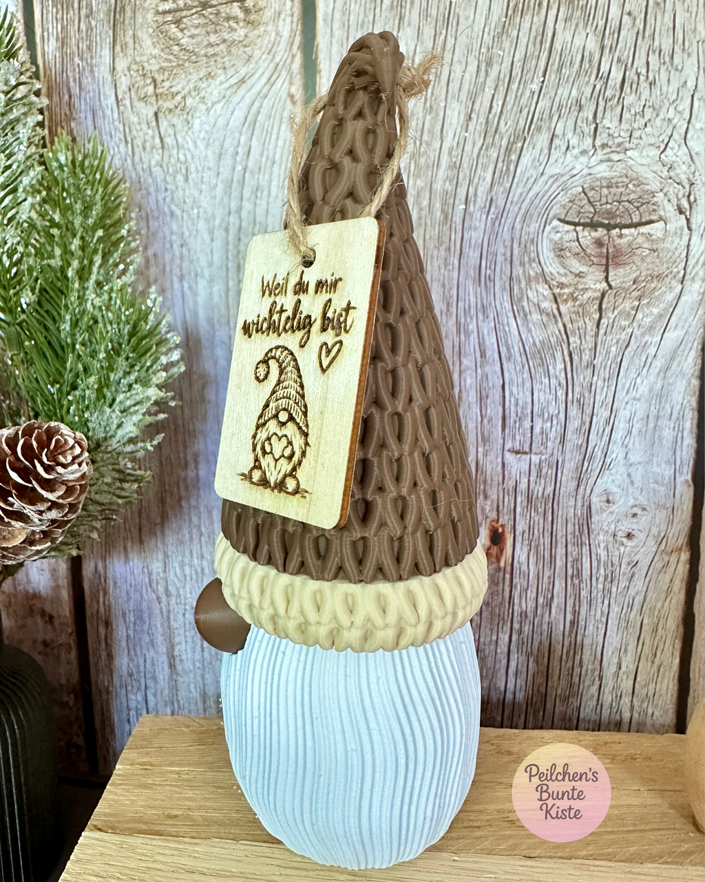 Wichtel mit Spruch „Weil du mir wichtelig bist“ – mit Holzschild